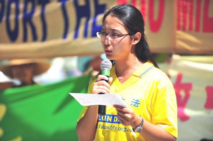 Sonia Zhao vorbind presei despre persecuţia Falun Gong în China la un miting în Toronto, 2011