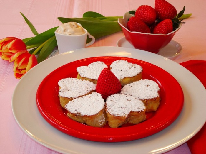 Frigănele sub forma de "inimi" servite cu crema de branză cu capşuni si capşuni proaspete, fac micul dejun romantic de Valentine Day.