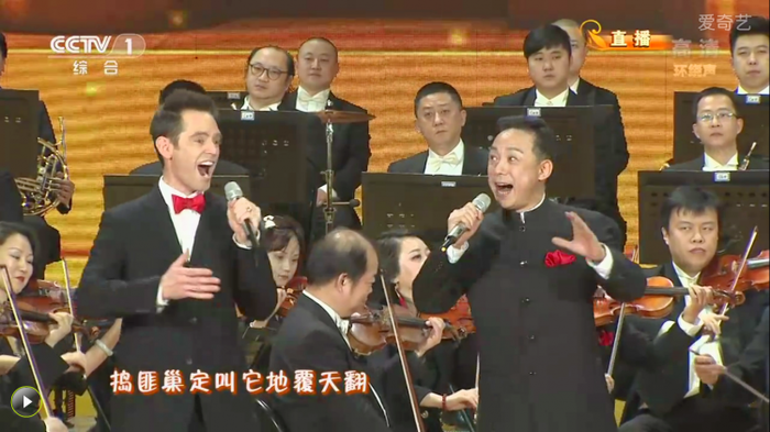 Thomas Glenn şi Yu Kuizhi cântă împreună o secţiun din opera roşie “Ocupând Muntele Tigrului prin Strategie” în timpul recentei Gale a Festivalului Primăverii, găzduită de Televiziunea Centrală Chineză. (CCTV.com)