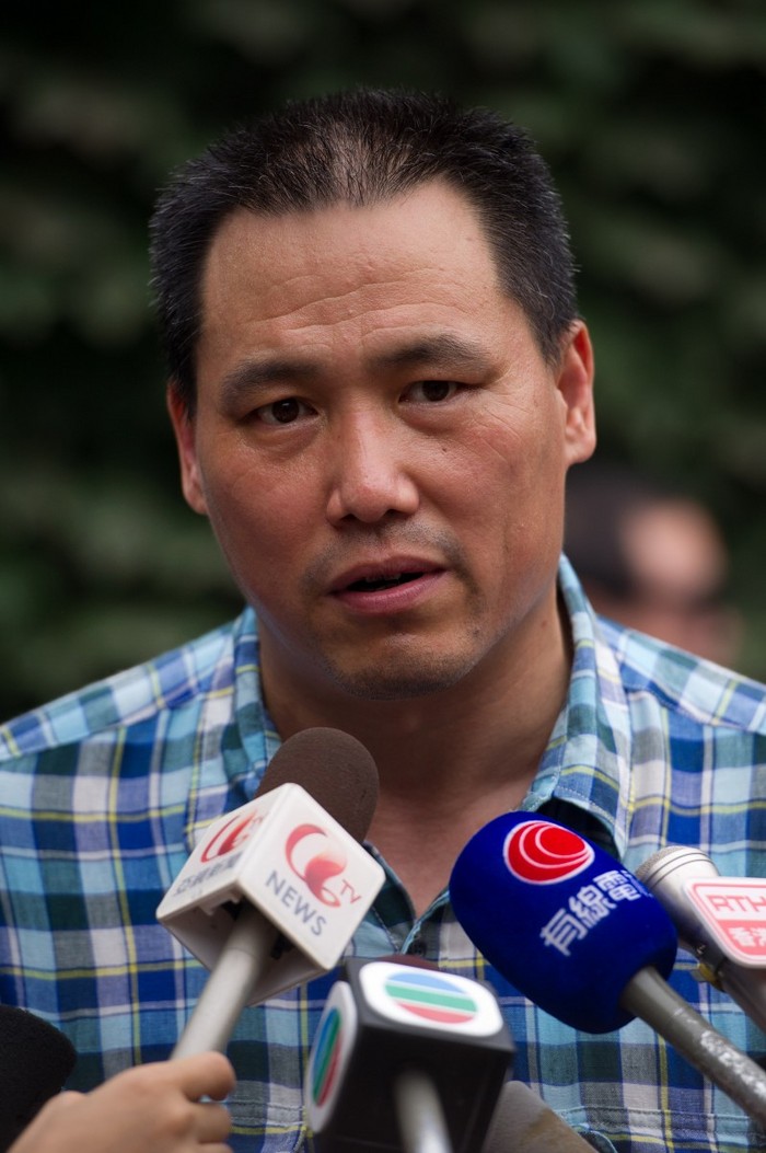 Avocatul artistului chinez Ai Weiwei, Pu Zhiqiang, vorbeşte cu mass-media de la reşedinţa lui Ai din Beijing, la 20 iulie 2012. Pu Zhiqiang l-a criticat recent pe fostul ţar al securităţii din cadrul Partidului, Zhou Yongkang.