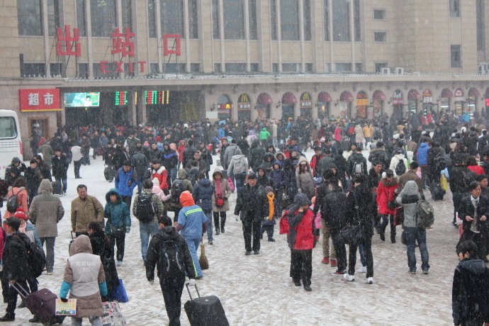 9 februarie este Ajunul tradiţional al Anului Nou chinezesc, atunci când este atins numărul maxim de călători care se întorc în oraşele lor natale. Începând din 7 februarie, multe provincii şi oraşe din China au fost afectate de furtuni de zăpadă sau viscole, care au interferat cu o sută de milioane de oameni ce se aflau pe drumul de întoarcere acasă pentru sărbătoare.