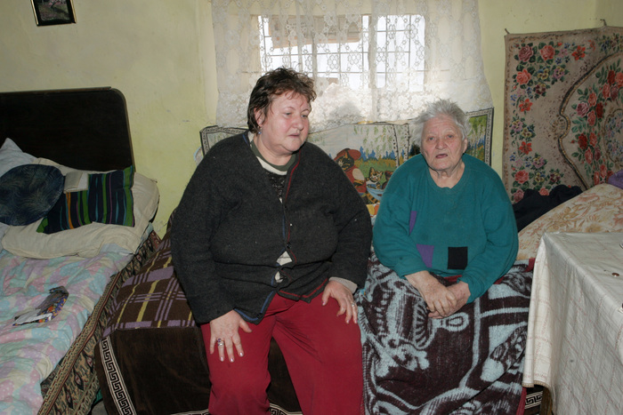 Fundata, sat de deportaţi. În imagine, Tamara Lututovici, fostă deportată în Bărăgan şi fiica sa, născută în perioada deportării.