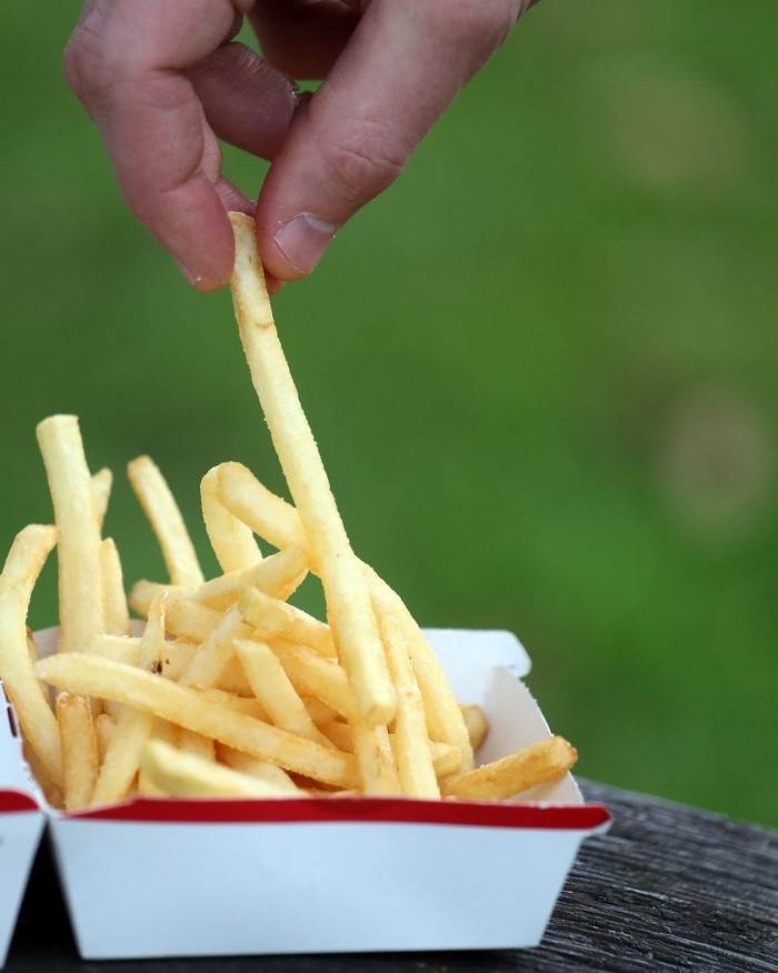 Fast food-ul, una dintre sursele de obezitate ale omului modern