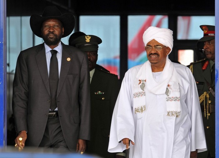 Preşedintele sudanez Omar Hassan Ahmad al-Bashir (D) împreună cu omologul său din Sudanul de sud, Salva Kiir Mayardit, arhivă (Ebrahim Hamid / AFP / Getty Images)
