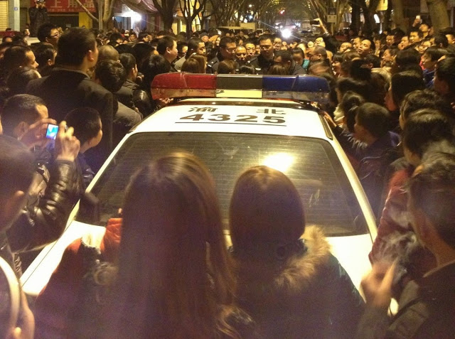 În prima zi a Anului Nou, 10 februarie în oraşul Chongqing au avut loc tulburări masive după ce miliţia a eliberat un şofer beat care bătuse un şofer de autobuz