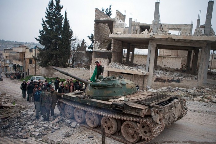 Rebeli sirieni adunaţi lângă un tanc T-72 de fabricaţie rusească în satul Kfarruma, provincia Idlib Siria, 10 februarie 2013 (Daniel Leal-Olivias / AFP / Getty Images)