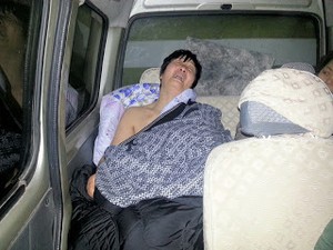 Song Yuzhi într-o maşină, cu o cearşaf peste ea, după ce a fost agresată la 13 februarie.