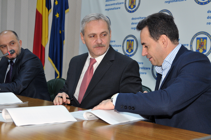 Gheorghe Falcă şi Liviu Dragnea la semnarea contractelor de finanţare din fonduri europene (Epoch Times România)