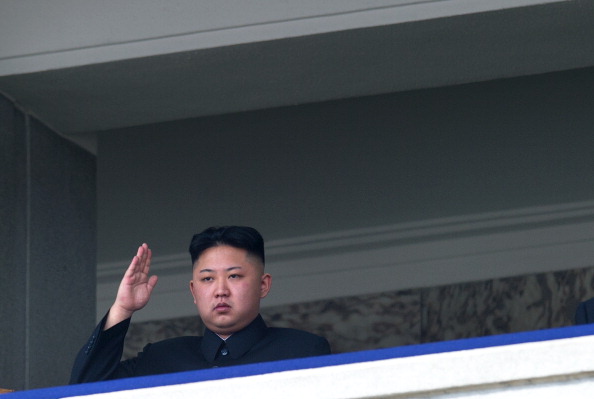 Liderul nord-coreean Kim Jong-Un salută parada militară în Phenian, 15 aprilie, 2012. Răspunsul regimului chinez cu privire la testul nuclear recent al Coreei de Nord  a frustrat mulţi chinezi.