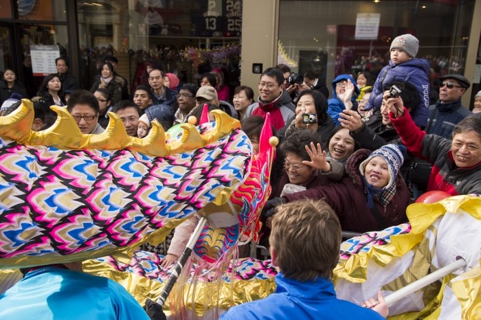 Dansul dragonului a fost apreciat de spectatori în timpul paradei anuale de Anul Nou chinezesc din Flushing, New York, pe 16 februarie. (Dai Bing / The Epoch Times)