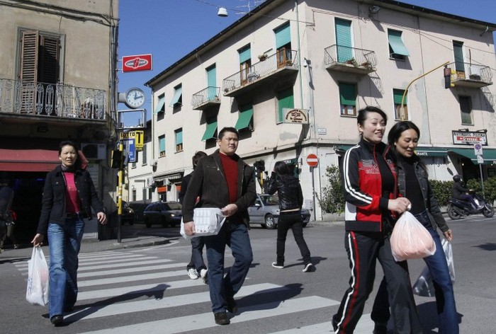 Chinezi de-a lungul străzii Pistoiese, una din arterele principale din Prato, poreclită de locuitorii lui Prato "Chinatown", în această fotografie de arhivă din 2009
