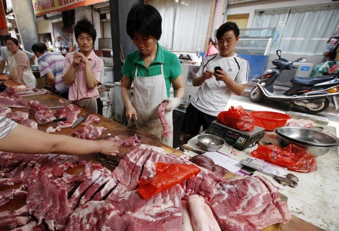 Un măcelar la o piaţă în Huaibei, estul Chinei, provincia Anhui la 20 iunie.