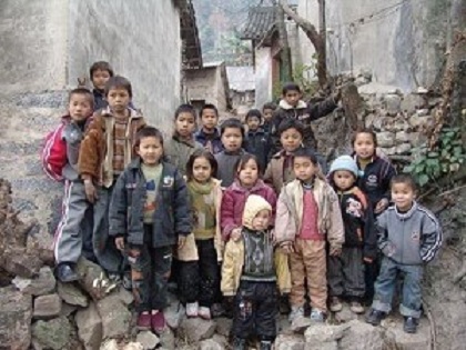 Doisprezece din cei 18 copii din satul Poqi, provincia Guizhou, au fost  lăsaţi cu rudele lor în timpul Anului Nou Chinezesc.  85 milioane de copii sunt abandonaţi în China, potrivit unei estimări făcute  de Deutsche Welle.