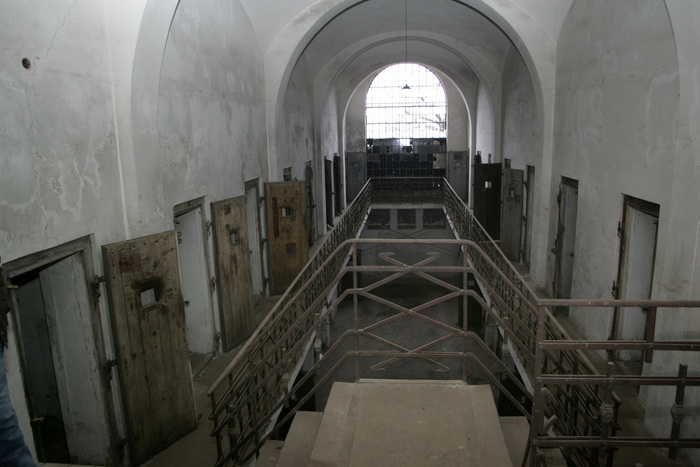 Închisoarea din Râmnicu Sărat, holul cu celulele deţinuţilor