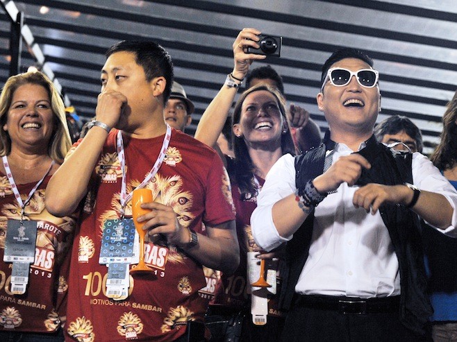 Cântăreţul sud coreean Psy (D) în Rio de Janeiro, 9 februarie 2013.