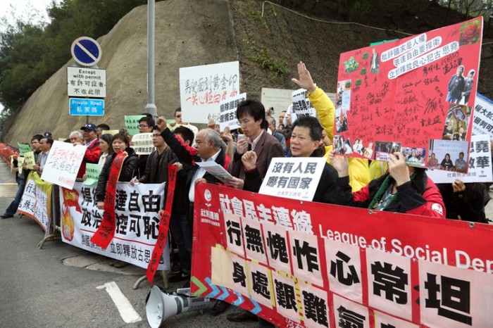 Activiştii s-au adunat în faţa închisorii Stanley, la 17 februarie, pentru a solicita eliberarea lui Sze Yiu Koo, care a primit o pedeapsă de nouă luni de închisoare pentru arderea steagului Republicii Populare Chineze. (Zai-Shu Pan / The Epoch Times)