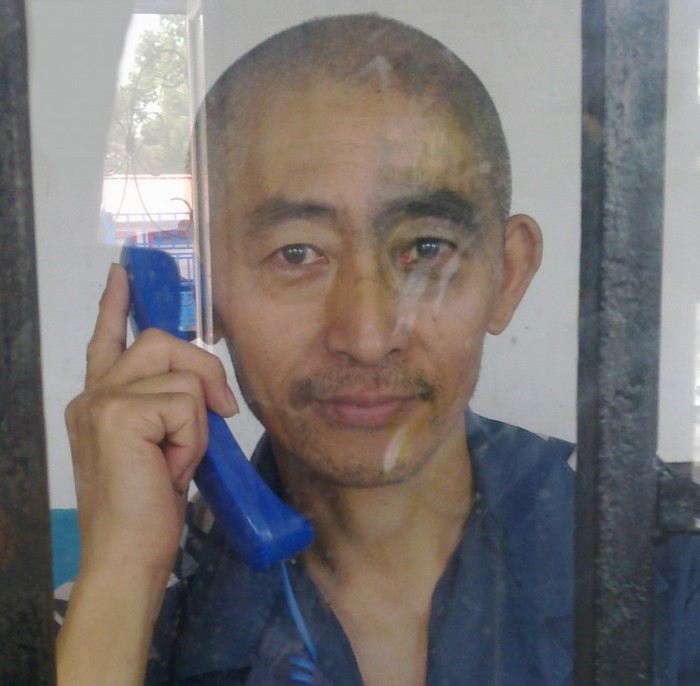 Zonghai Yu, tatăl lui Amy Yu, este încarcerat în închisoarea Mudanjiang, poreclit "lagărul de concentrare al morţii". El a fost închis cu peste un deceniu în urmă pentru convingerile sale spirituale şi a suferit diverse forme de tortură.