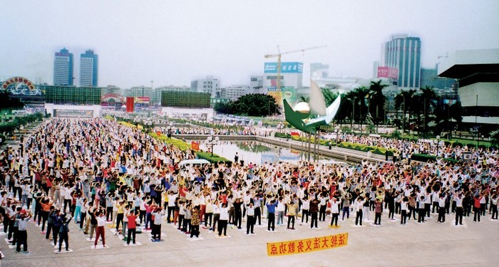 Până la mijlocul anilor 1990, locurile de practică a exerciţiilor Falun Gong percum aceasta din Guangzhou, în sudul Chinei, erau o privelişte comună în întreaga ţară. Fostul şef al PCC a văzut popularitatea Falun Gong ca o oportunitate pentru a realiza o campanie politică prin care să impună respectarea autorităţii sale. (Minghui.org)