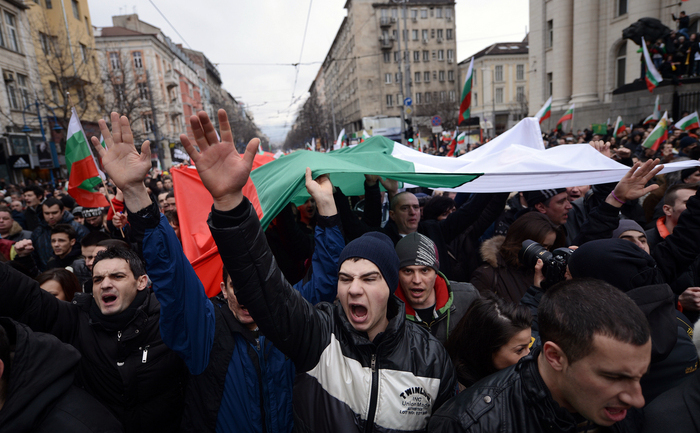 Zeci de mii de bulgari au ieşit duminică să protesteze în principalele oraşe, dar şi în străinătate, faţă de politicienii de la Sofia
