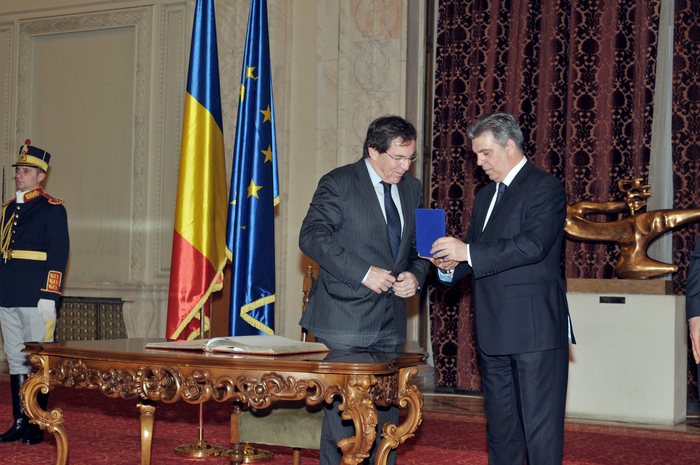 Jean-Claude Mignon, preşedinte APCE, primind o plachetă comemorativă de la Valeriu Zgonea, preţedintele Camerei Deputaţilor