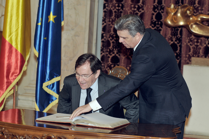 Jean-Claude Mignon, preşedinte APCE, semnând în ”Cartea de onoare” a Parlamentului