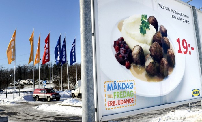 Această imagine făcută pe 25 februarie 2013 prezintă un panou publicitar pentru chiftele IKEA în Stockholm.