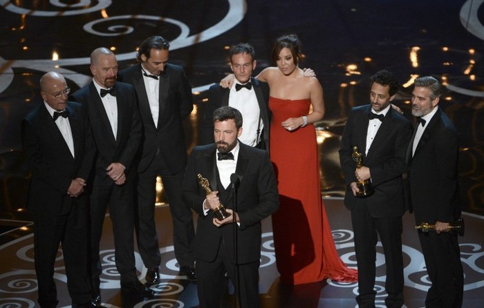 Ben Affleck acceptă premiul pentru cel mai bun film "Argo" împreună cu membrii echipei în timpul premiilor Oscar ce au avut loc la Teatrul Dolby pe 24 februarie 2013 în Hollywood, California. (Kevin Winter / Getty Images)