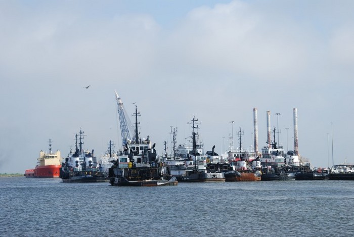 Navele care au fost andocate de luni de zile, după un moratoriu privind forajul la adâncime ce a fost impus în urma deversării de petrol BP, sunt văzute în Port Fourchon, Louisiana, pe 8 aprilie 2011.