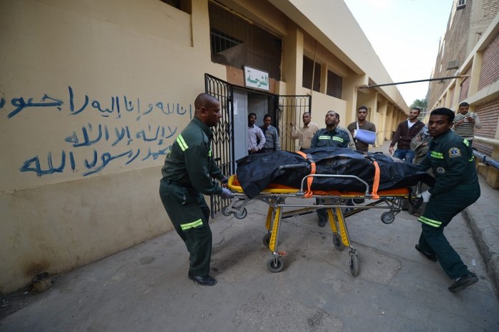 Paramedicii egipteni transportă corpul victimei unui accident al balonului cu aer cald de la morga Spitalului Internaţional din Luxor la aeroport, 26 februarie 2013
