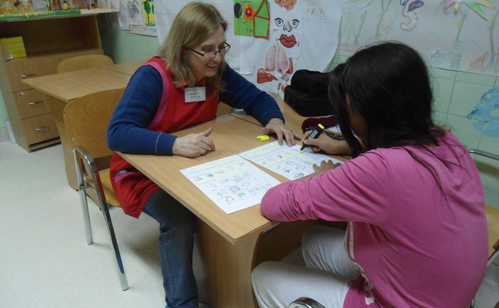 Psihopedagogul Fotinica Gliga şi una dintre elevele sale, la cursuri