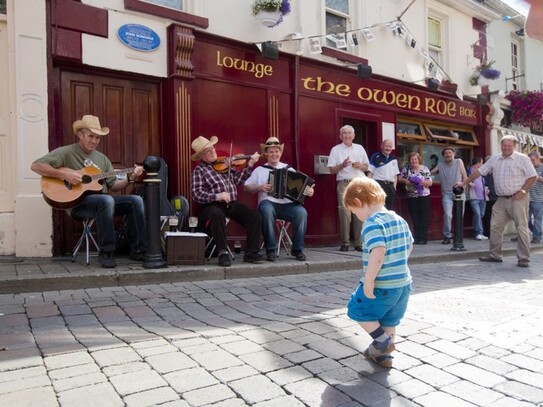 Un copil dansează în faţa restaurantului Cavan în timpul festivalului Fleadh Cheoil na hÉireann (Prin bunavoinţa Tourism Ireland)