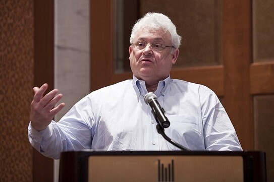 Arthur Caplan, profesor universitar, şef al diviziei de Bioetica la NYU Langone Medical Center ţine un discurs despre traficul de organe la hotelul Plaza ONU în New York, 14 februarie 2013. (Samira Bouaou / The Epoch Times)