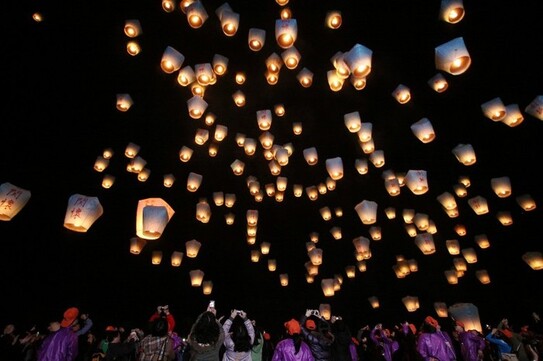 Festivalul Felinarelor Zburătoare din oraşul Pingxi este una dintre activităţile cele mai colorate ale Festivalului Felinarelor din Taiwan. (Lin Bodong / The Epoch Times)