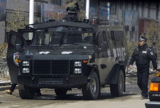 Un transportor blindat pe o stradă din provincia Qinghai, 10 martie 2012 (Peter Parks / AFP / Getty Images)