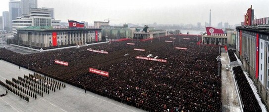Această imagine, luată de Agenţia Centrală de Ştiri oficială a Coreei de Nord, la 14 februarie 2013, înfăţişează persoane care ţin un miting în Piaţa Kim Il Sung din Phenian, pentru a sărbători cel de-al treilea test nuclear subteran al Coreei de Nord. Wei Jingsheng susţine că acest test nuclear a avut ca scop principal influenţarea regimului chinez să continue să sprijine regimul nord-coreean. (KNS / AFP / Getty Images)