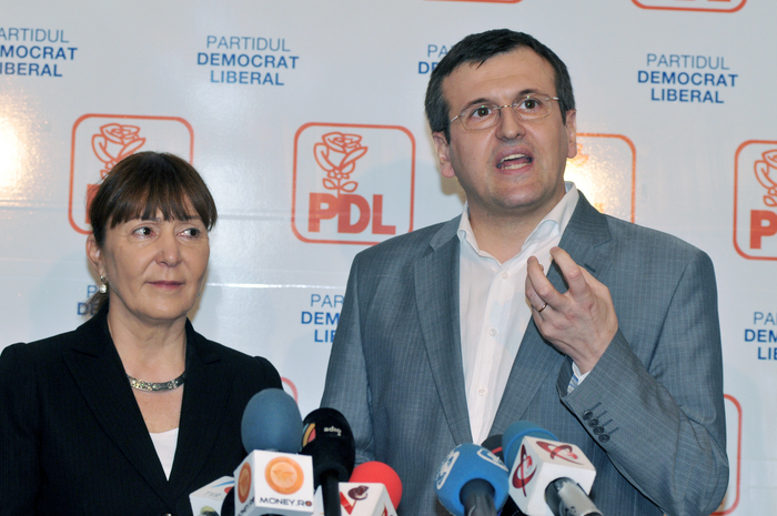 Monica Macovei, moţiunea ” Reformiştii ”, candidatură la preşedinţia PDL. În imagine, Monica Macovei şi Cristian Preda (Epoch Times România)