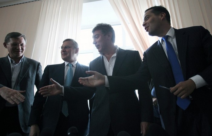 Liderii opoziţiei ruse: Vladimir Ryzhkov (stânga), Mihail Kasyanov (al doilea din stânga), Boris Nemtsov (al doilea din dreapta) şi Vladimir Milov (dreapta) în timpul unei conferinţe de presă la Moscova, în această fotografie de arhivă. (Alexey Sazonov / AFP / Getty Images)