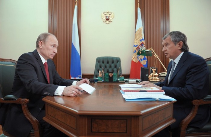 Preşedintele Rusiei Vladimir Putin vorbeşte cu Igor Secin, şefului gigantului petrolier rus controlat de stat Rosneft, în timpul unei întâlniri în afara Moscovei pe 22 ianuarie 2013.