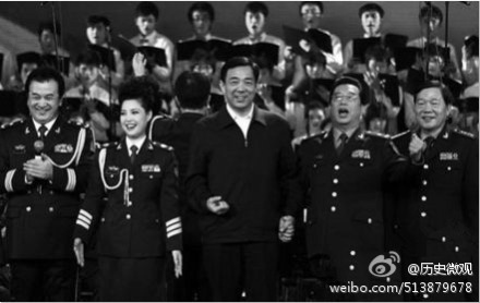 Bo Xilai, oficialul destituit, sta lângă Li Shuangjiang (dreapta) şi soţia lui Ge Meng (stânga), în timpul unui spectacol cu cântece revoluţionare, în Chongqing, noiembrie 2010. Recent, mass-media au dat multă importanţă arestării fiului lui Li, Li Tianyi, care a participat la violul în grup al unei femei tinere. (Weibo.com)