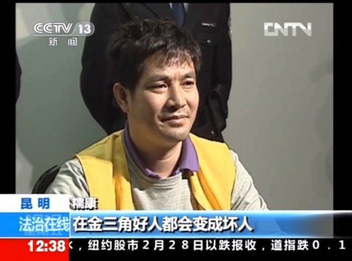 Acest cadru luat de televiziunea chineză CCTV la 1 martie 2013 îl înfăţişează pe criminalul şi liderul de organizaţie condamnat, Naw Kham din Birmania, care acceptă să dea un interviu înainte să fie transferat pentru a fi executat în provincia Yunnan.