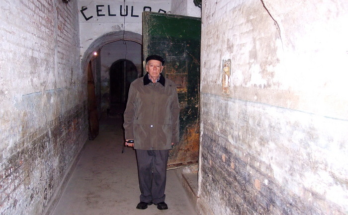 Dl Valentin Gligor la intrarea în celula din închisoarea Jilava, unde a fost deţinut.