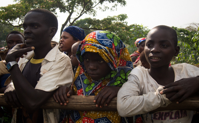 Refugiaţii se adună pentru a primi alimente, în tabăra Rwamwanja aflată în districtul Kamwenge, din vestul Ugandei, care adăposteşte peste 35.000 de refugiaţi, majoritatea provenind din Republica Democrată Congo - 5 martie 2013.
