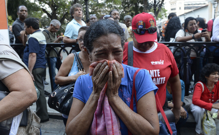 Suporterii liderului marxist decedat Hugo Chavez plâng la aflarea veştii decesului său, Caracas, 5 martie 2013 (JUAN BARRETO / AFP / Getty Images)