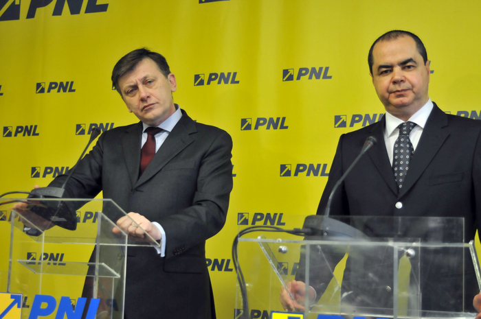 Conferinţă de presă la sediul PNL , Crin Antonescu şi Mihai Stănişoară (Epoch Times România)
