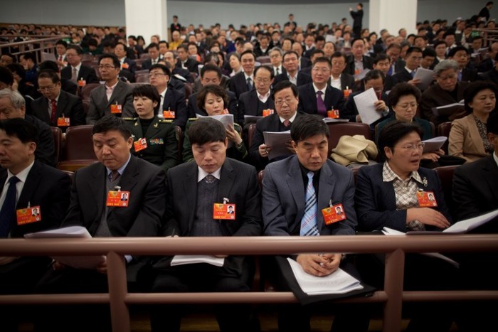 Delegaţii stau în Sala Mare a Poporului în timpul sesiunii de deschidere a Congresului Naţional al Poporului (CNP), de la Beijing, pe 5 martie