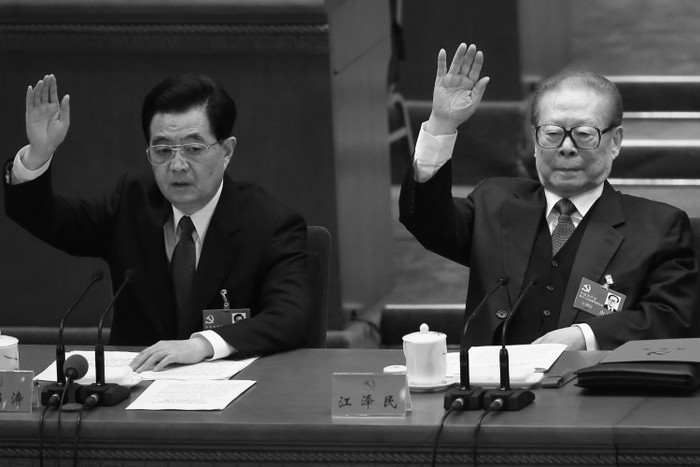 Fostul şef al Partidului Comunist Chinez Hu Jintao şi fostul şef al Partidului Jiang Zemin îşi ridică mâinile în timpul sesiunii de închidere al celui de-al XVIII-lea Congres al Partidului din 14 noiembrie 2012, de la Beijing. Hu a vizitat oraşul Yancheng, Jiangsu pentru a rezolva o chestiune privind Falun Gong în luna decembrie, potrivit unei surse.