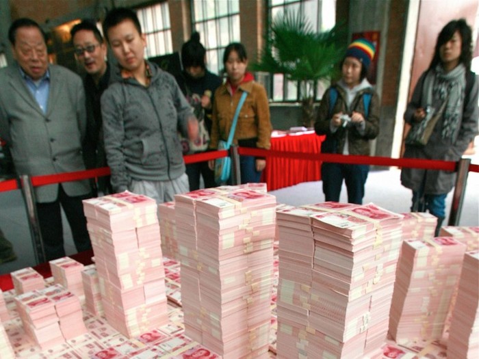 O machetă a Districtului Central de Afaceri din Beijing făcută din bancnote de yuani chinezi, în 2007. Economiştii spun că tipărirea exagerată de bani provoacă inflaţie în China.