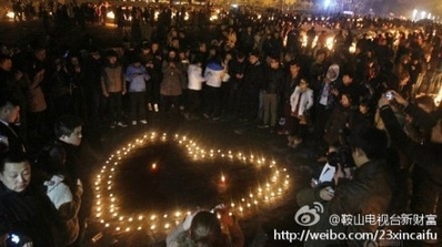 Mii de locuitori din Chuangyuan s-au adunat în Piaţa Wenhua pe 5 martie pentru o veghe cu lumânări pentru a comemora uciderea copilului Haobo.