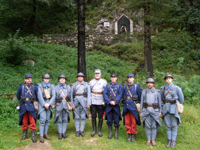 Cu soldaţii francezi, după depunerea unei coroane de flori la Inima Reginei Maria la Bran