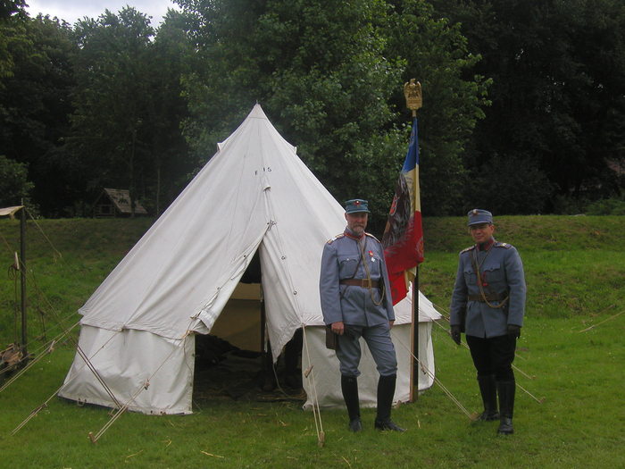 Ofiţeri români în faţa cortului la Passchendale-1917